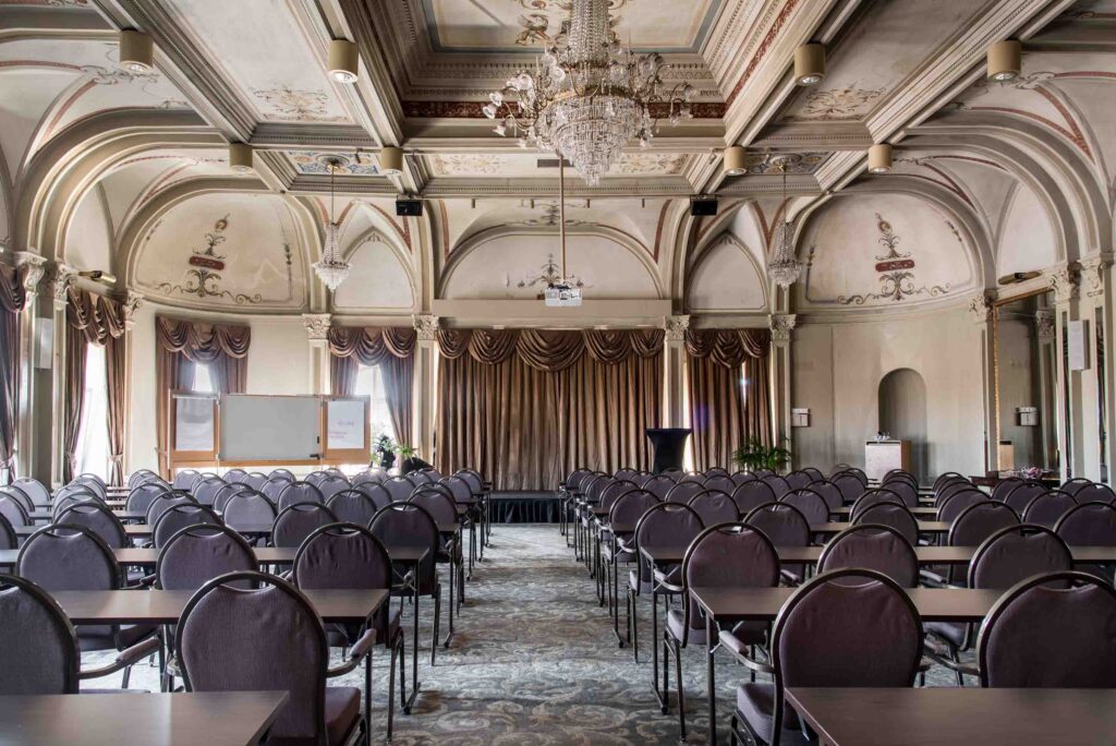 Konferenssittning i Spegelsalen på Varbergs Stadshotell