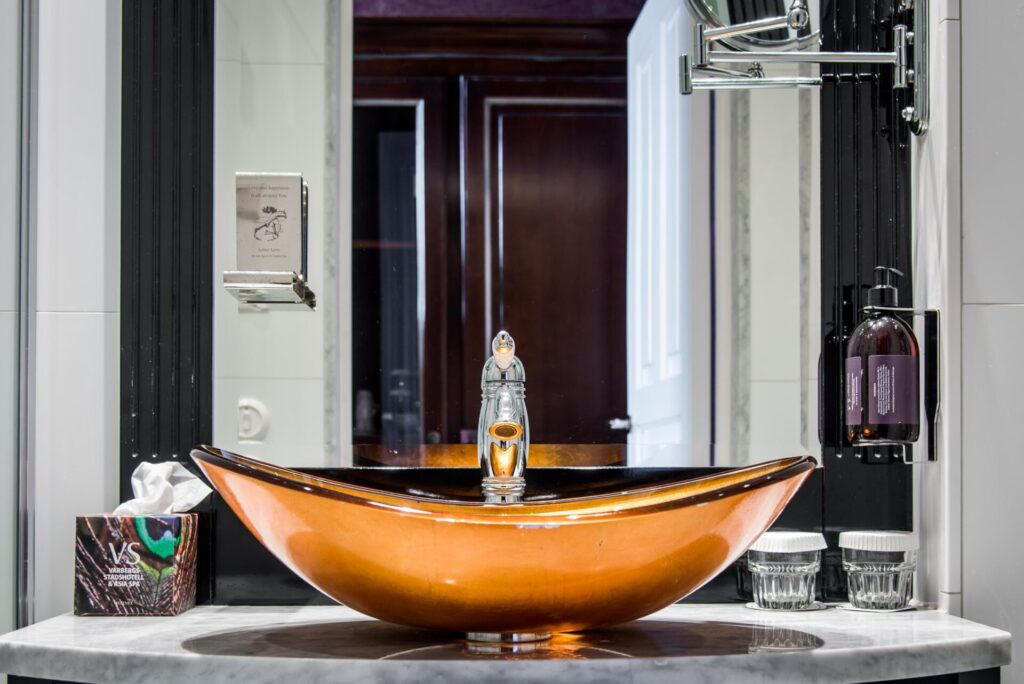 Badrum i deluxe hotellrum på Varbergs Stadshotell