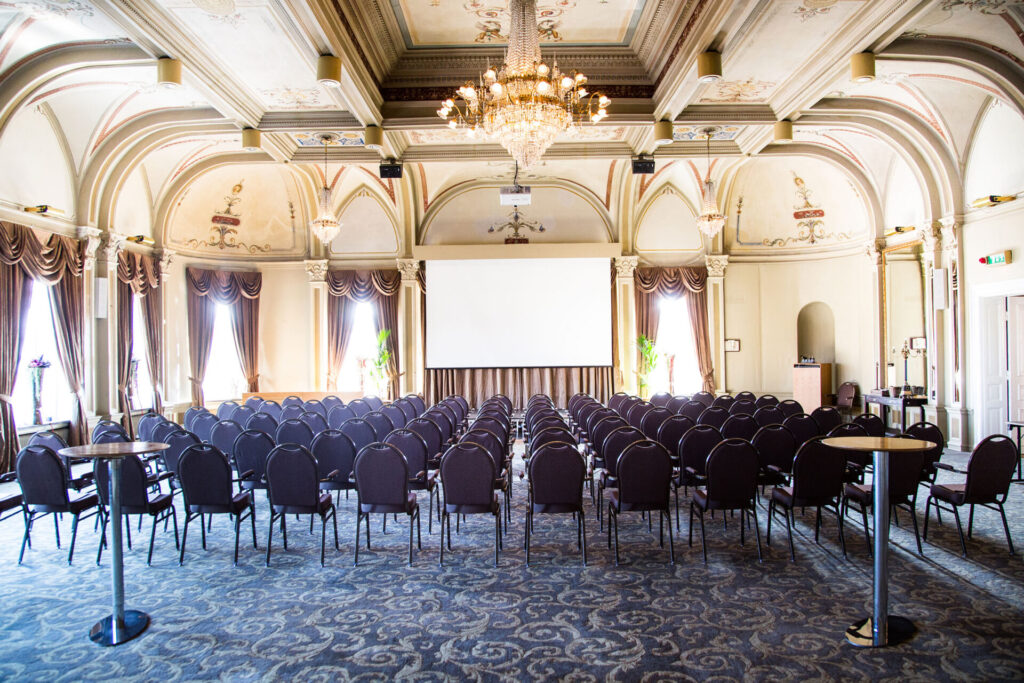 Konferenssittning i Spegelsalen på Varbergs Stadshotell