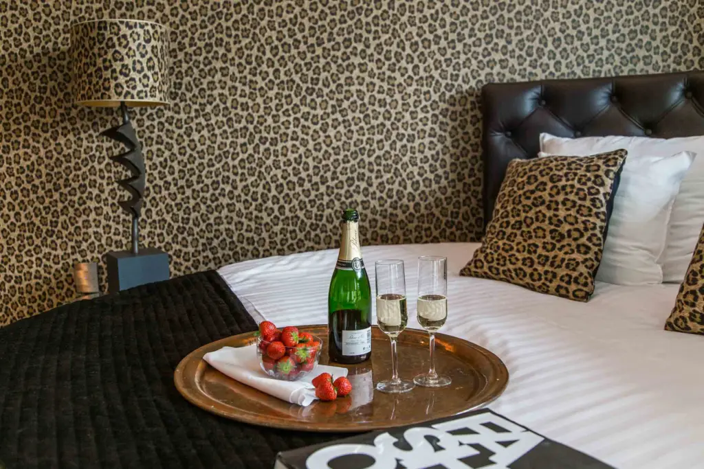 Champagne med jordgubbar i Boutique Romantik hotellrum på Varbergs Stadshotell