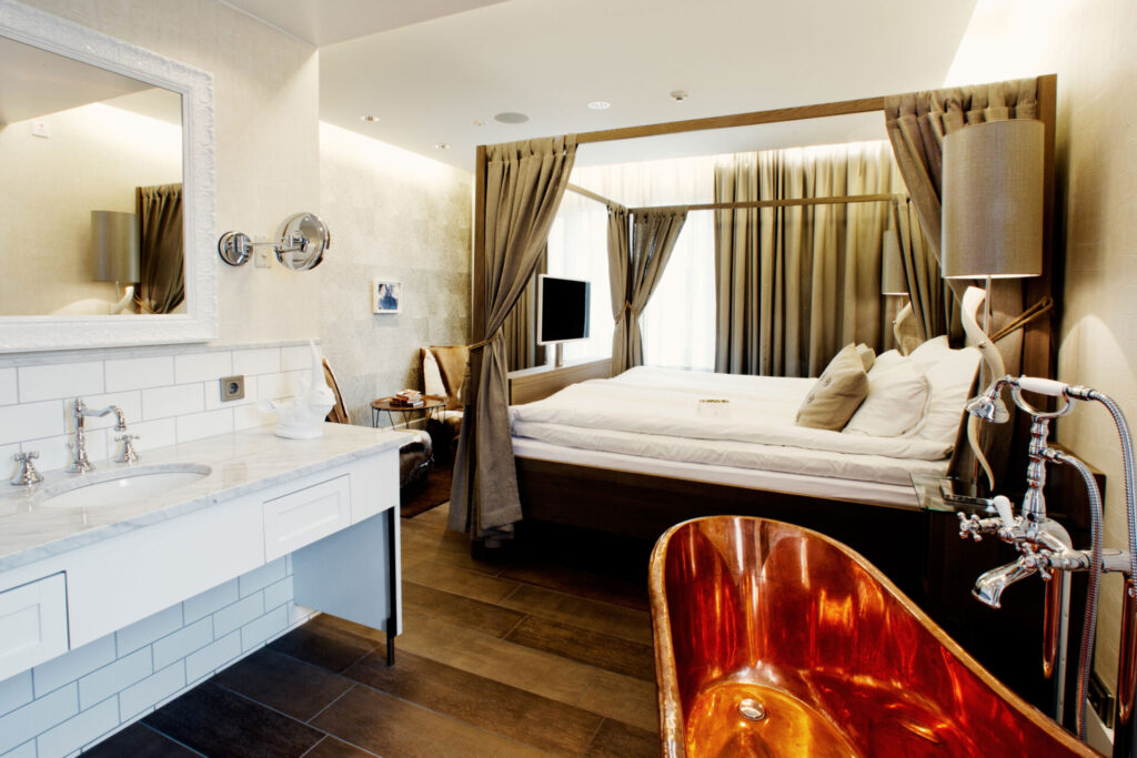 Bathtub in Boutique Kolonial hotel room at Varbergs Stadshotell