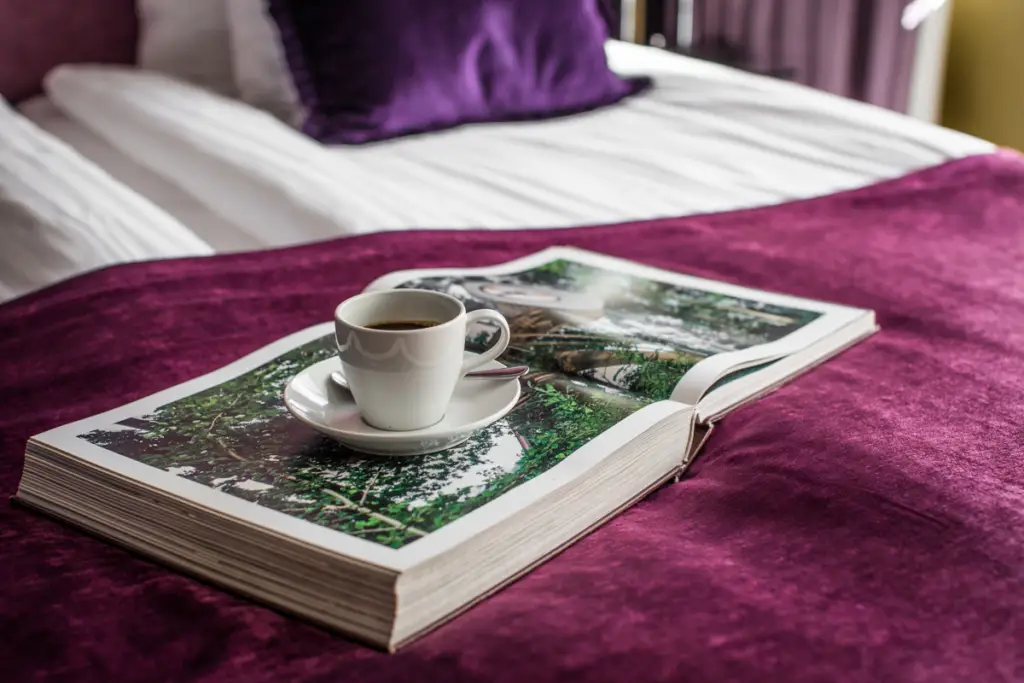 Kaffekopp och bok på Boutique Garden hotellrum