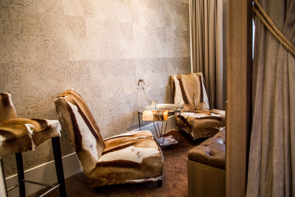 Seating area in Boutique Kolonial hotel room at Varbergs Stadshotell