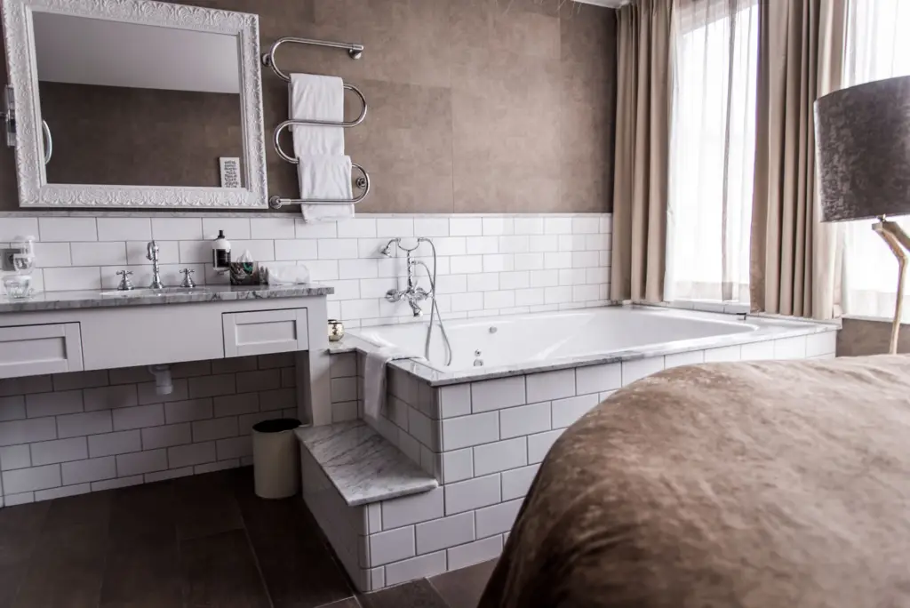 Badkar i boutique Romantik hotellrum på Varbergs Stadshotell