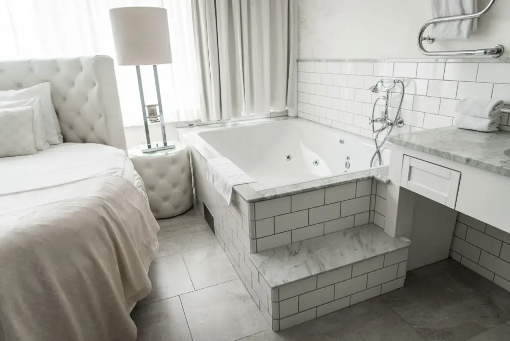 Badkar i Boutique Romantik hotellrum på Varbergs Stadshotell