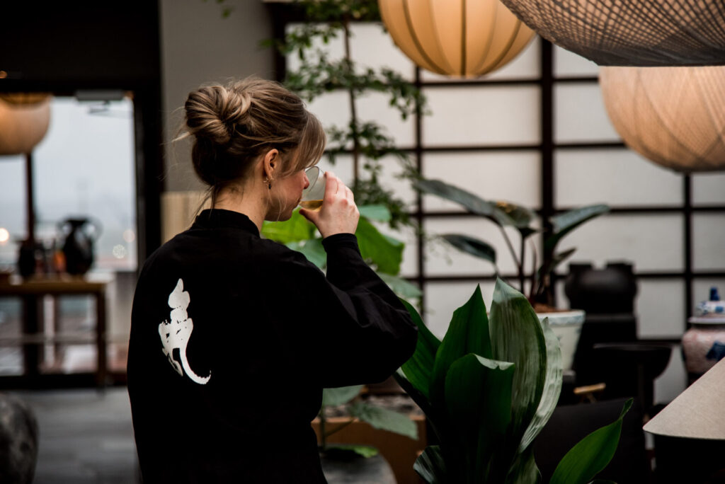 Kvinna dricker te i orangeriet på Asia Spa