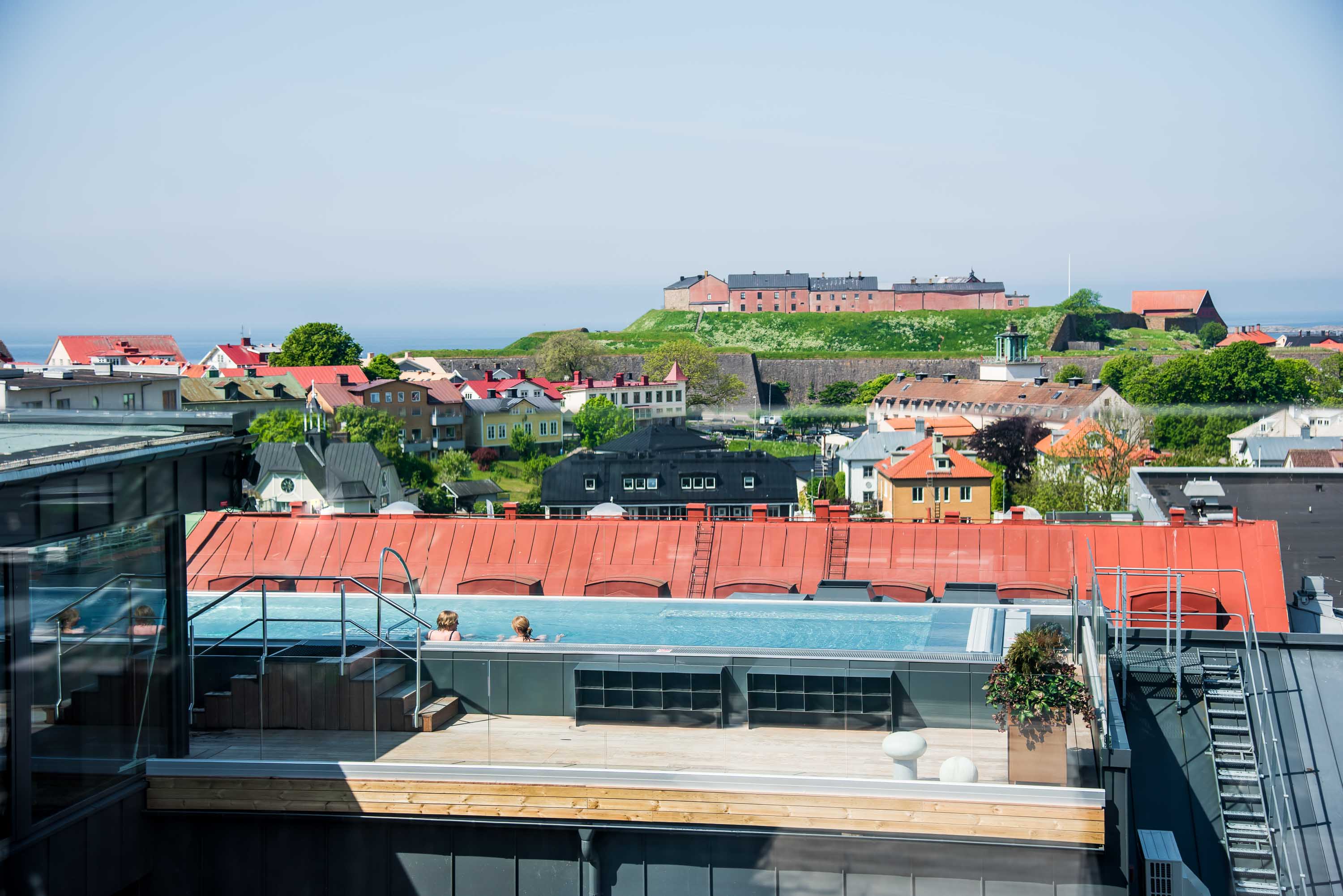 terrass med utepool sommar