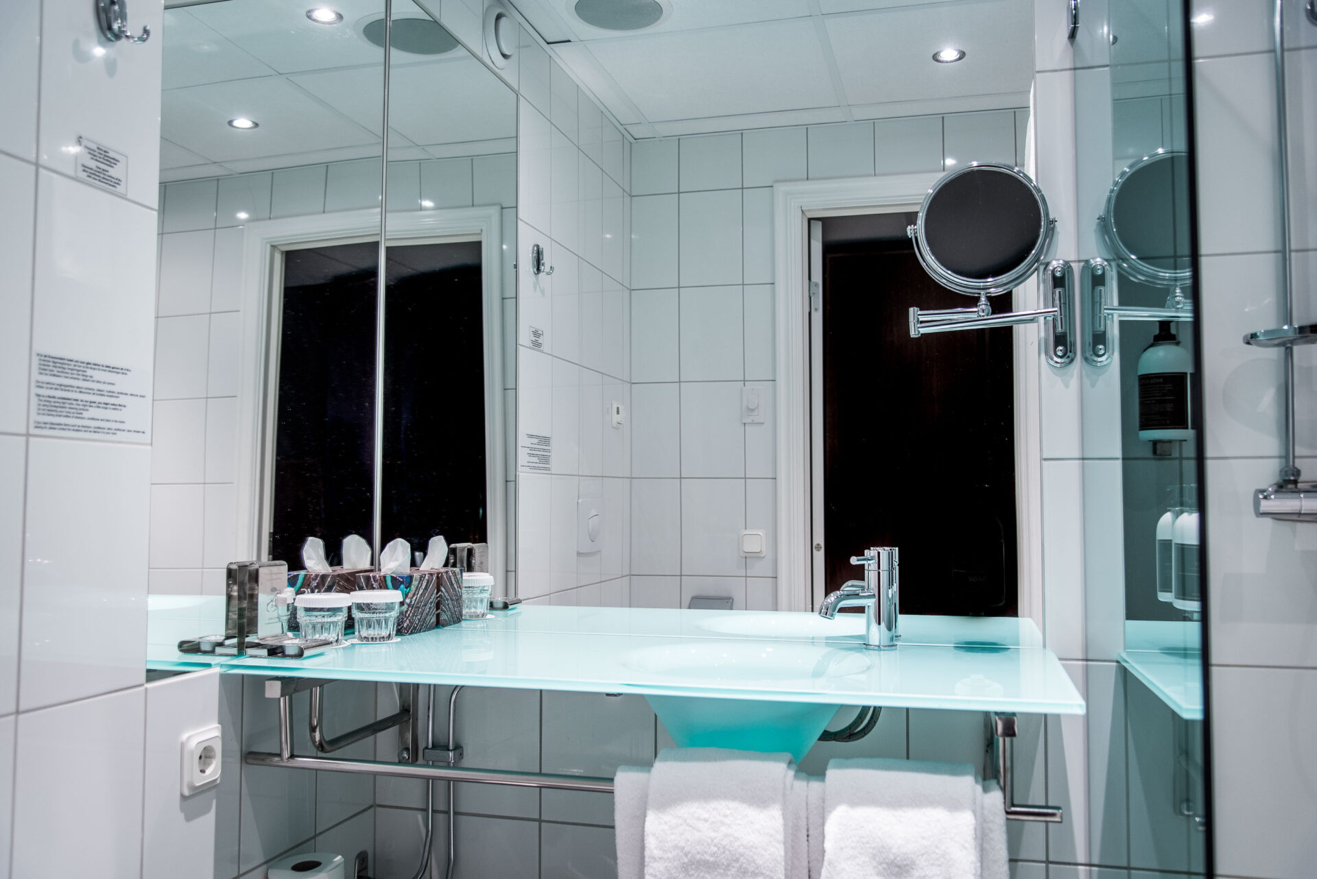 Bathroom in Classic hotel room at Varbergs Stadshotell