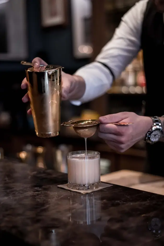 Bartender gör en cocktail på bar munken