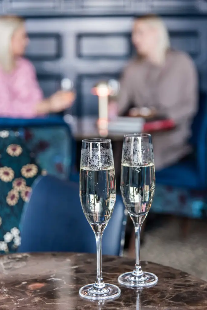 två glas mousserande vin på bar munken