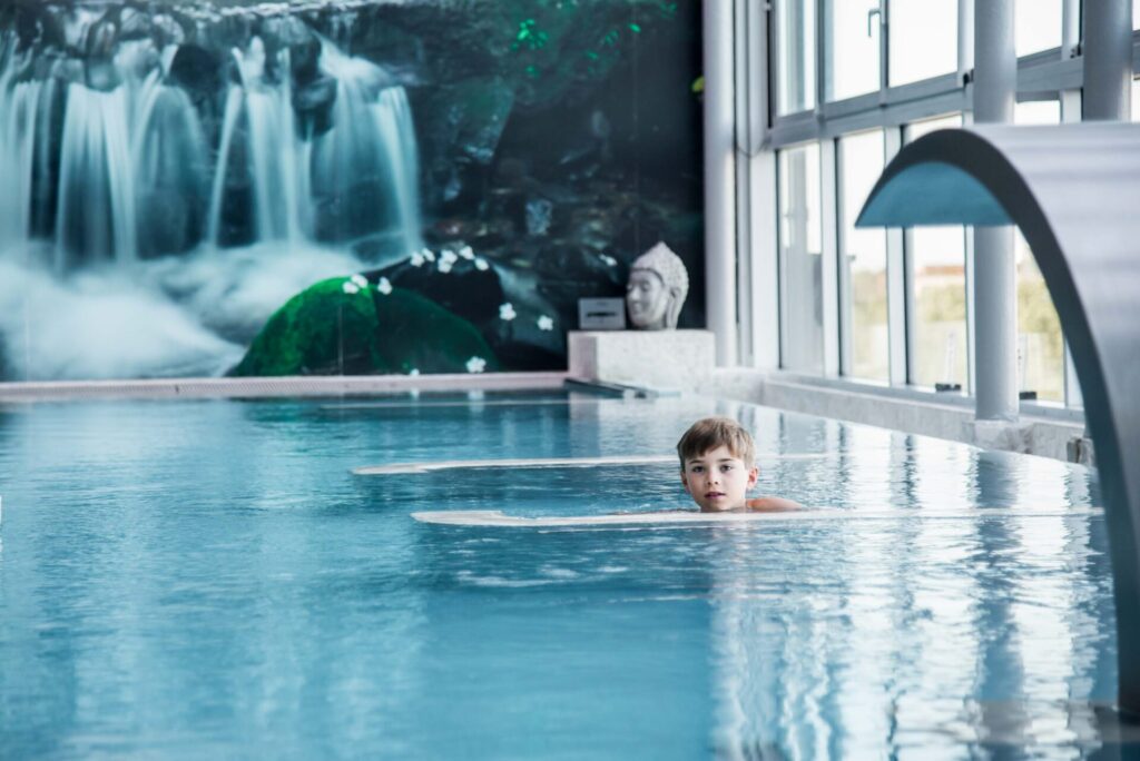 pojke i poolen på Asia Spa
