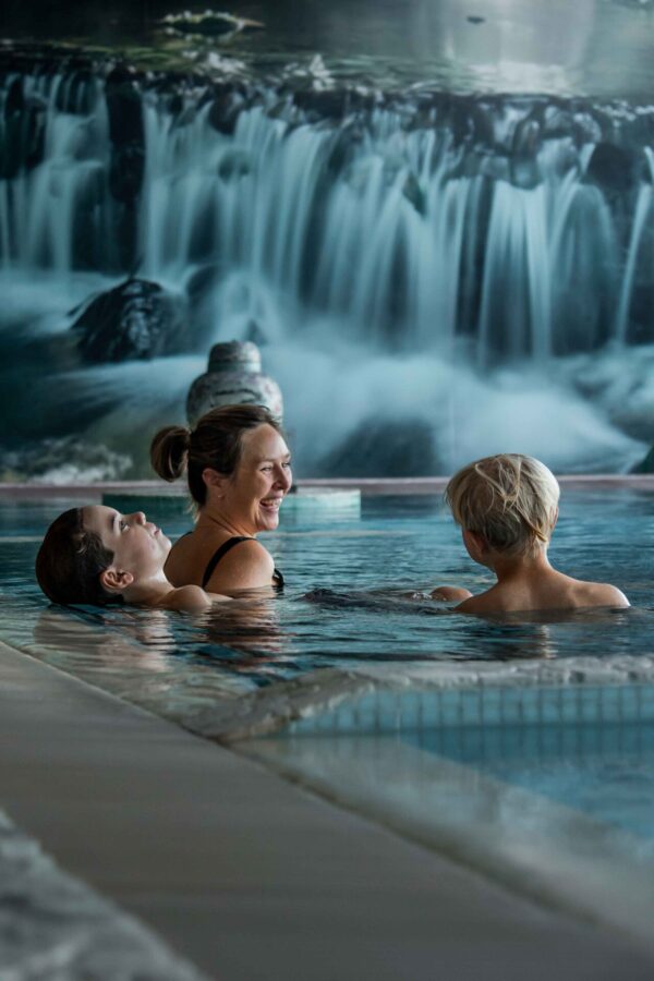 mamma med barn i pool på asia spa