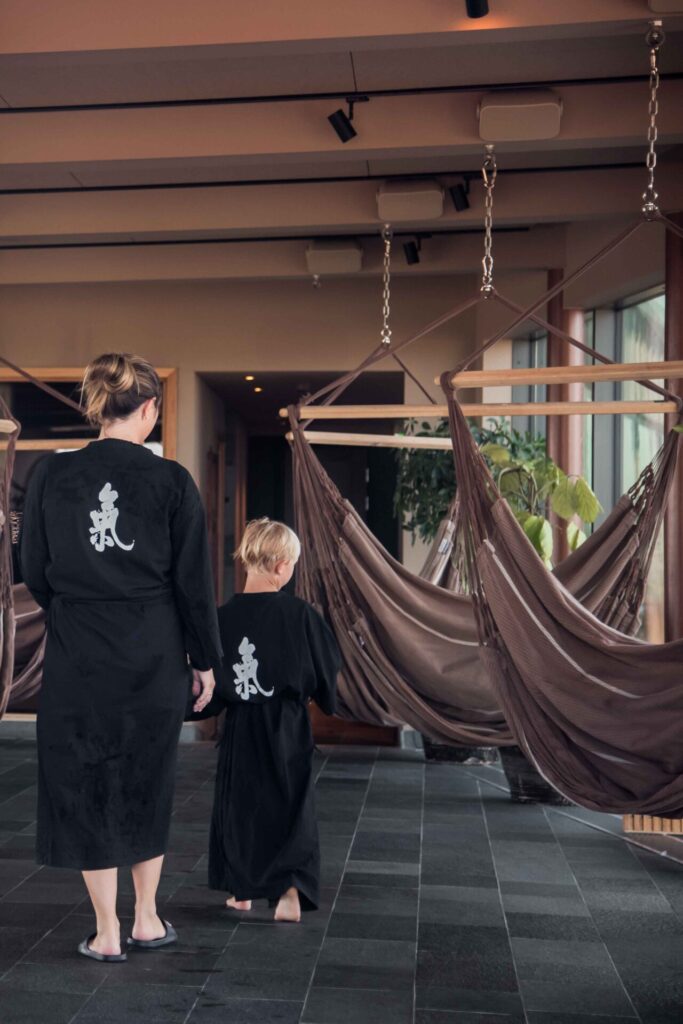 mamma och barn på asia spa
