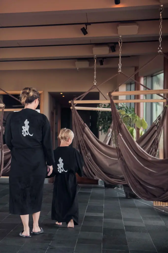 mamma och barn på asia spa