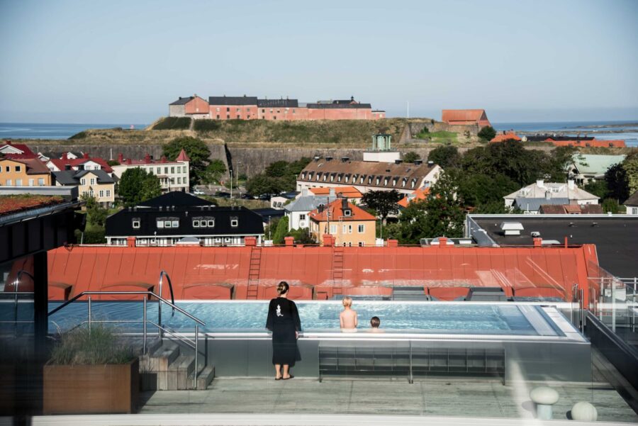 familj på terrassen med utepool