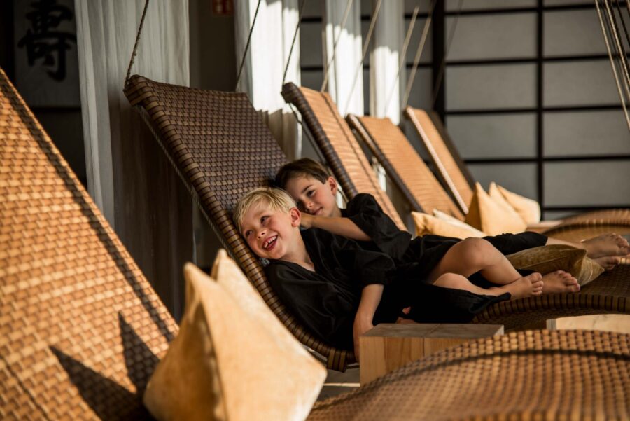 två pojkar i vilsängar på asia spa