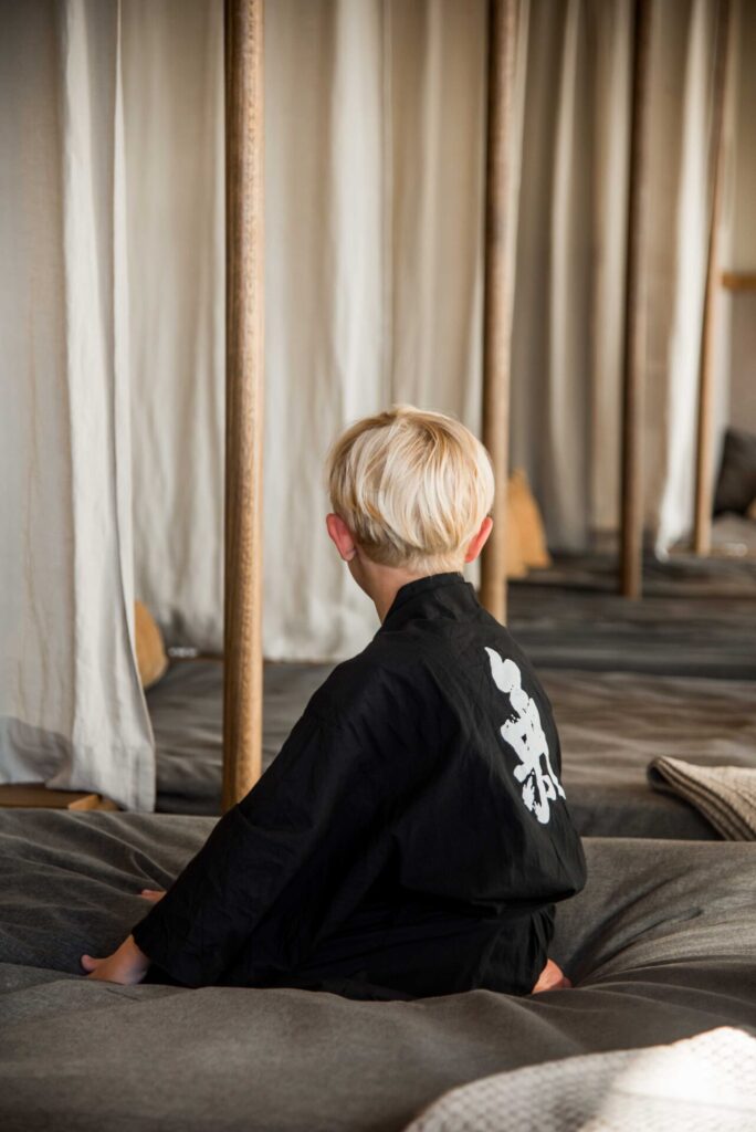 pojke i yukata vilar på asia spa