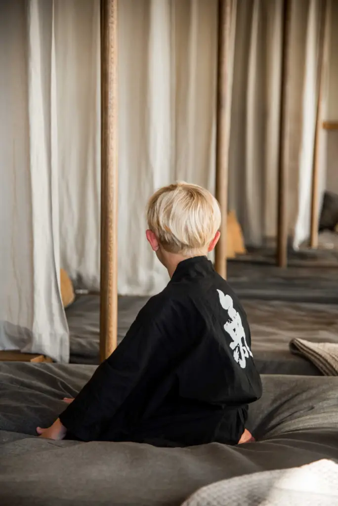 pojke i yukata vilar på asia spa