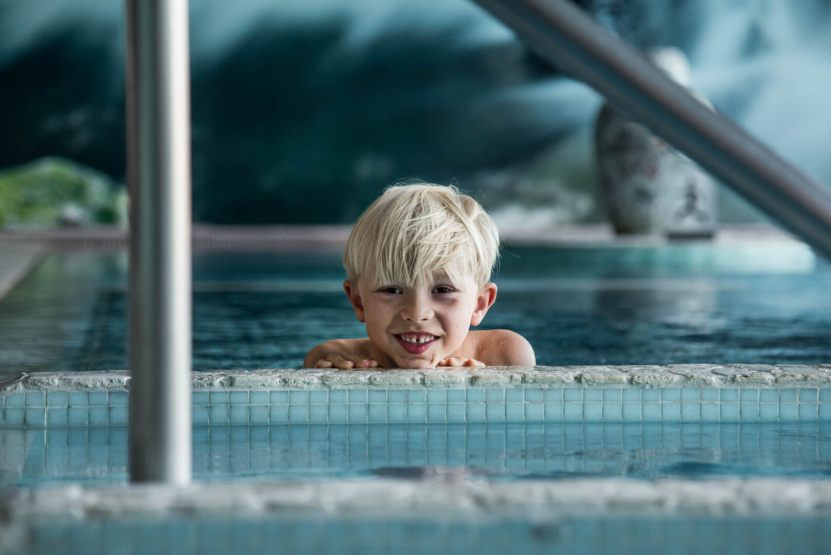 pojke i poolen på asia spa