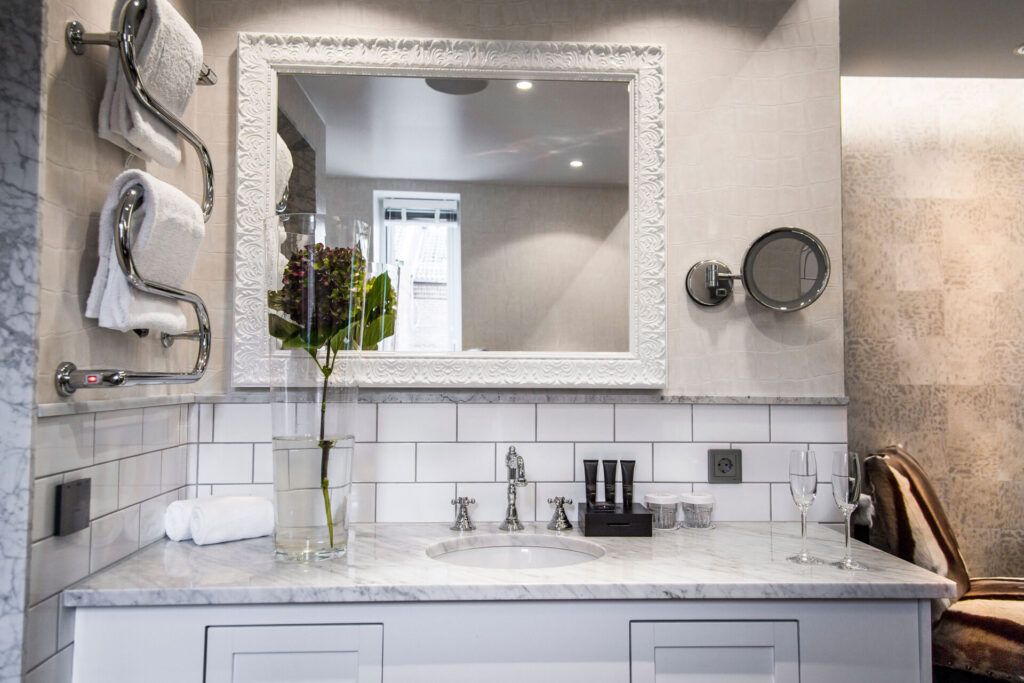 Bathroom in Boutique Kolonial hotel room at Varbergs Stadshotell