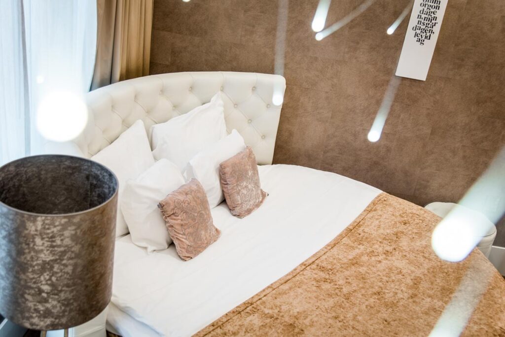 Rund säng i Boutique Romantik hotellrum på Varbergs Stadshotell