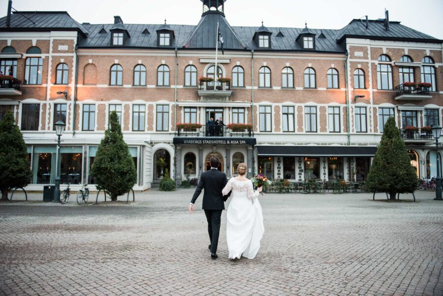 Brudpar utanför varbergs stadshotell