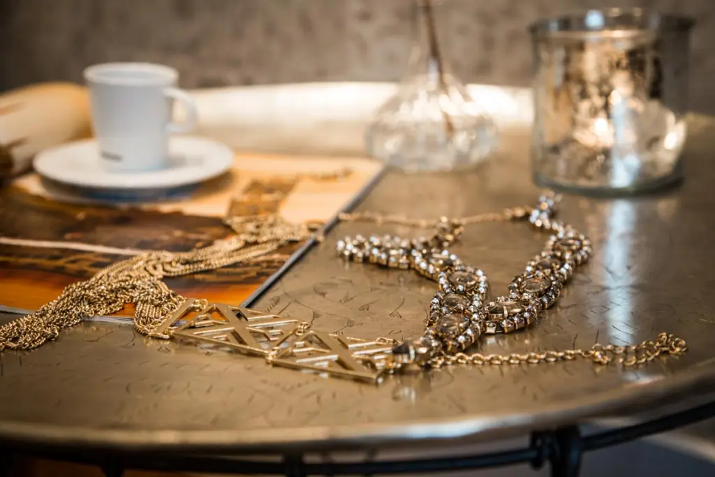 Detaljer i Boutique Kolonial hotellrum på Varbergs Stadshotell