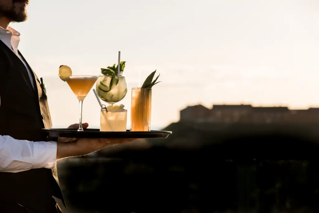 drinkar på bar sora med varbergs fästning i bakgrunden