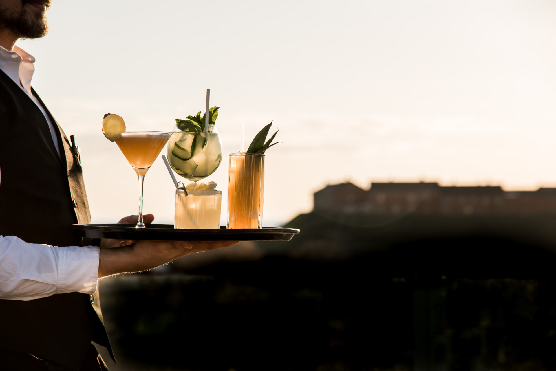 drinkar på bar sora med varbergs fästning i bakgrunden