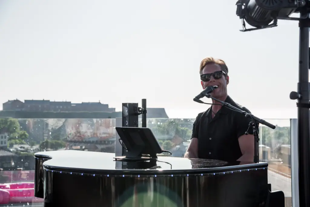 tomas piano bar at the Sora