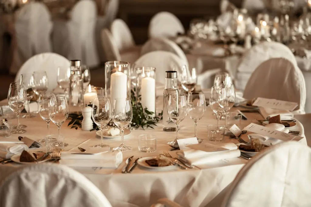 wedding table setting in the Spegelsalen photo: liza axelsson