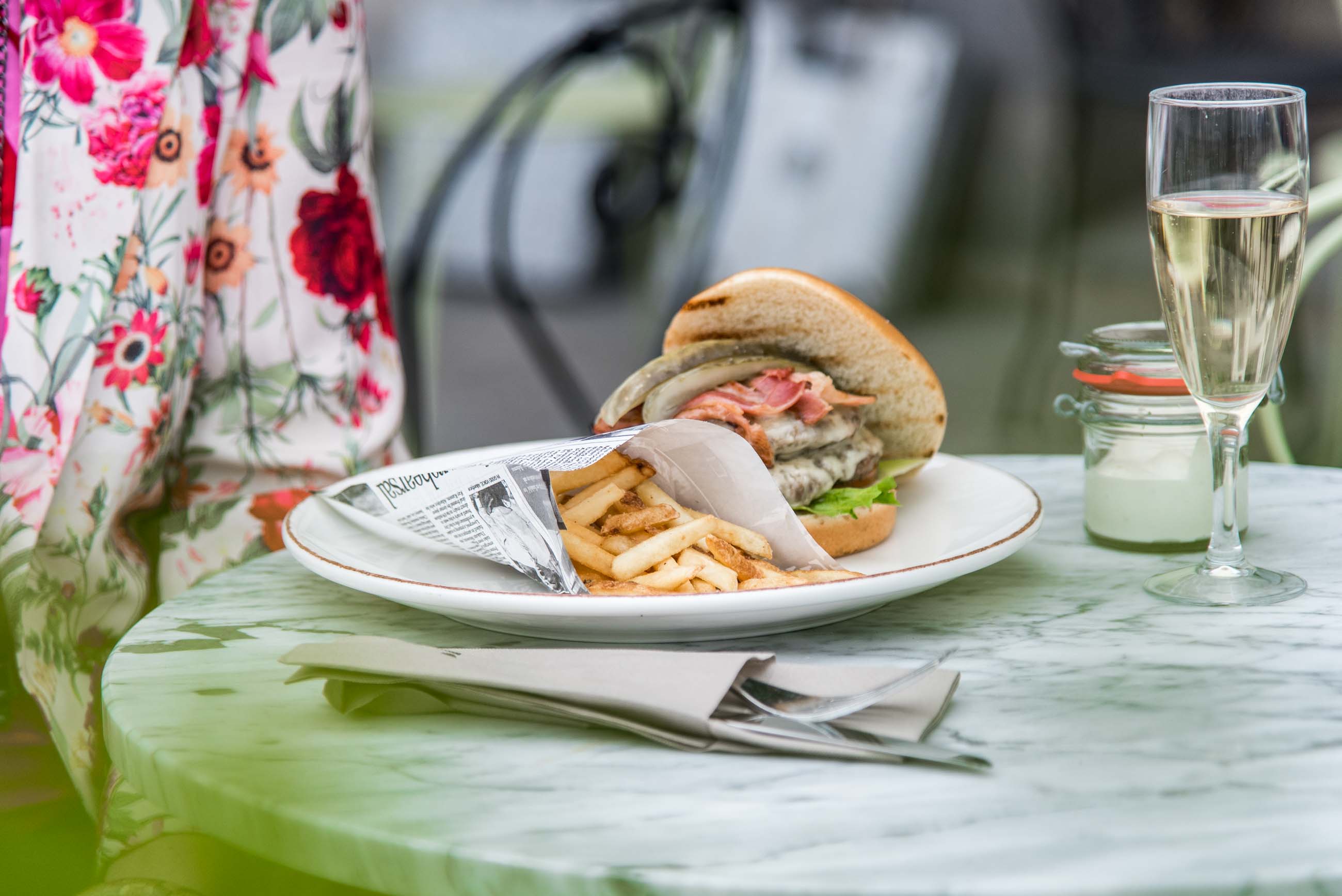 hamburgare på uteservering