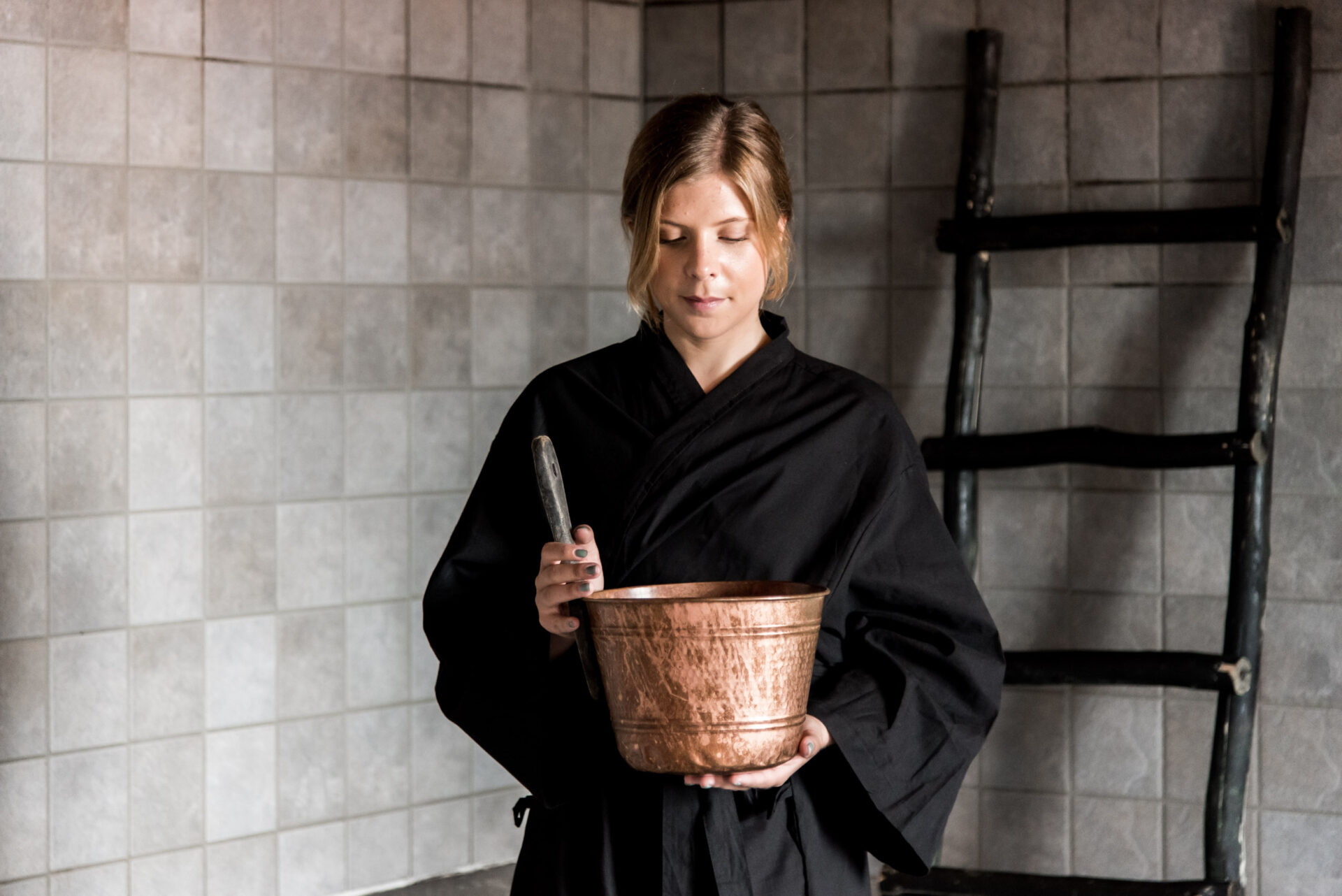 Kvinna i tvagningsrum på Asia Spa