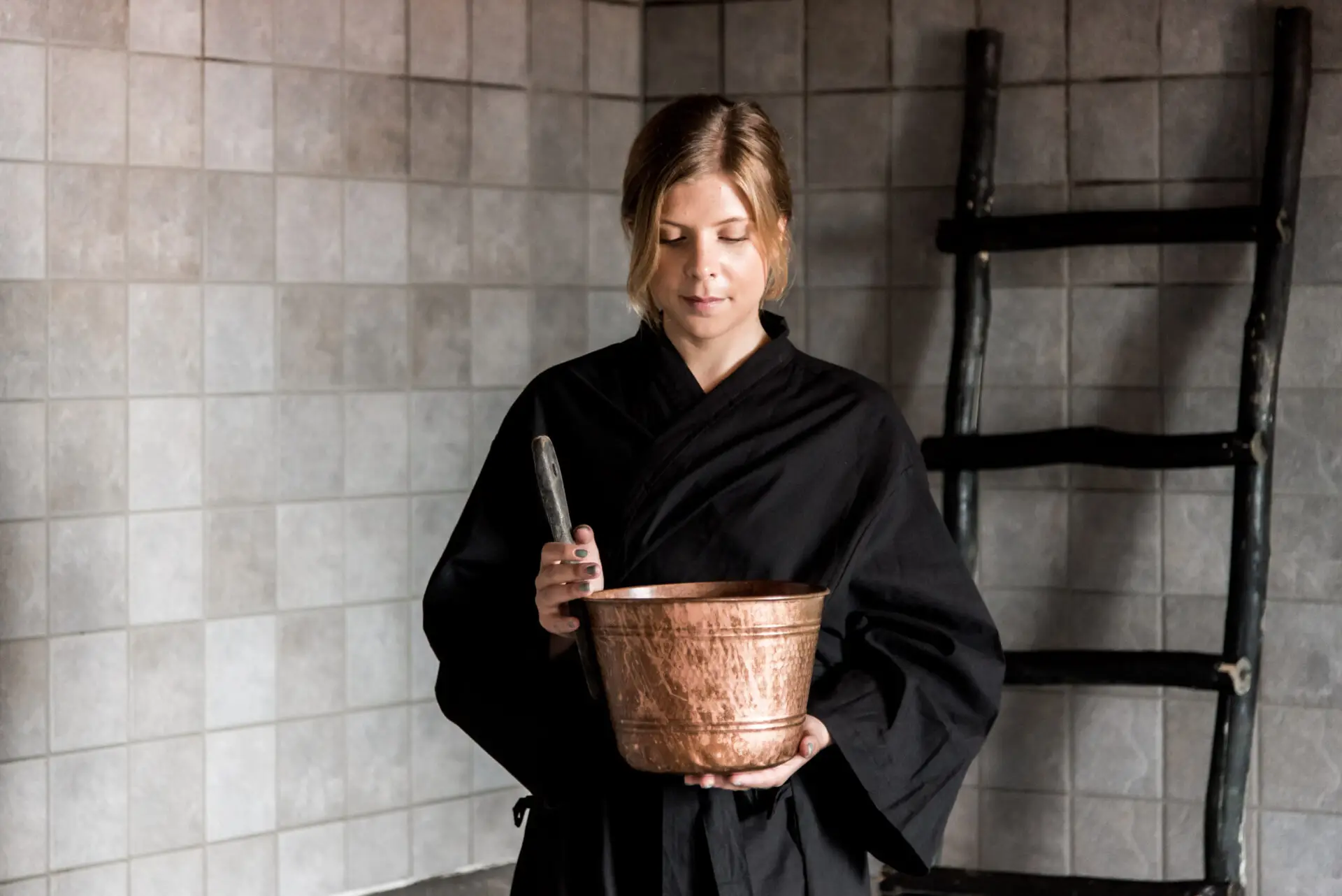 Kvinna i tvagningsrum på Asia Spa