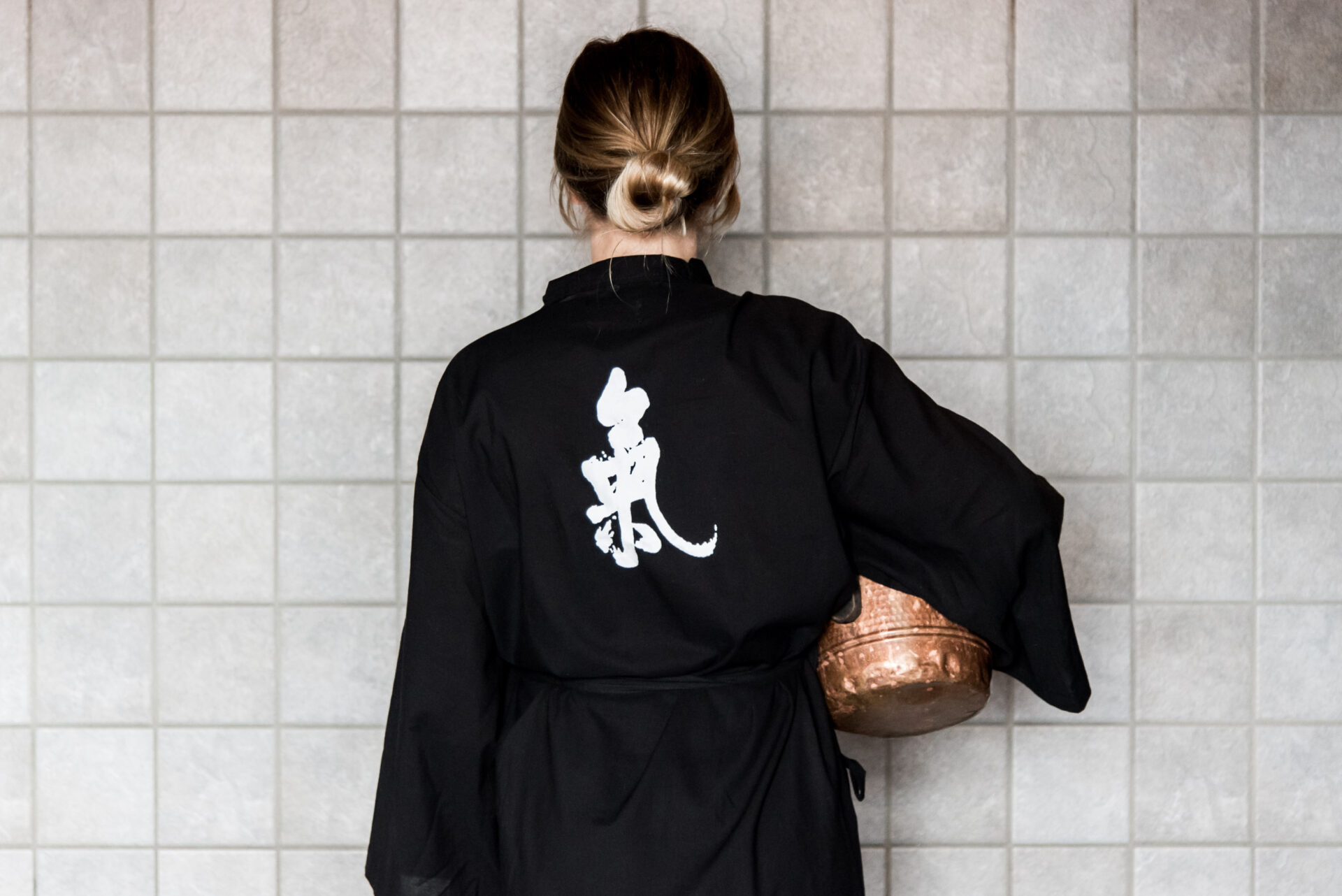 Yukata med stillhetens tecken