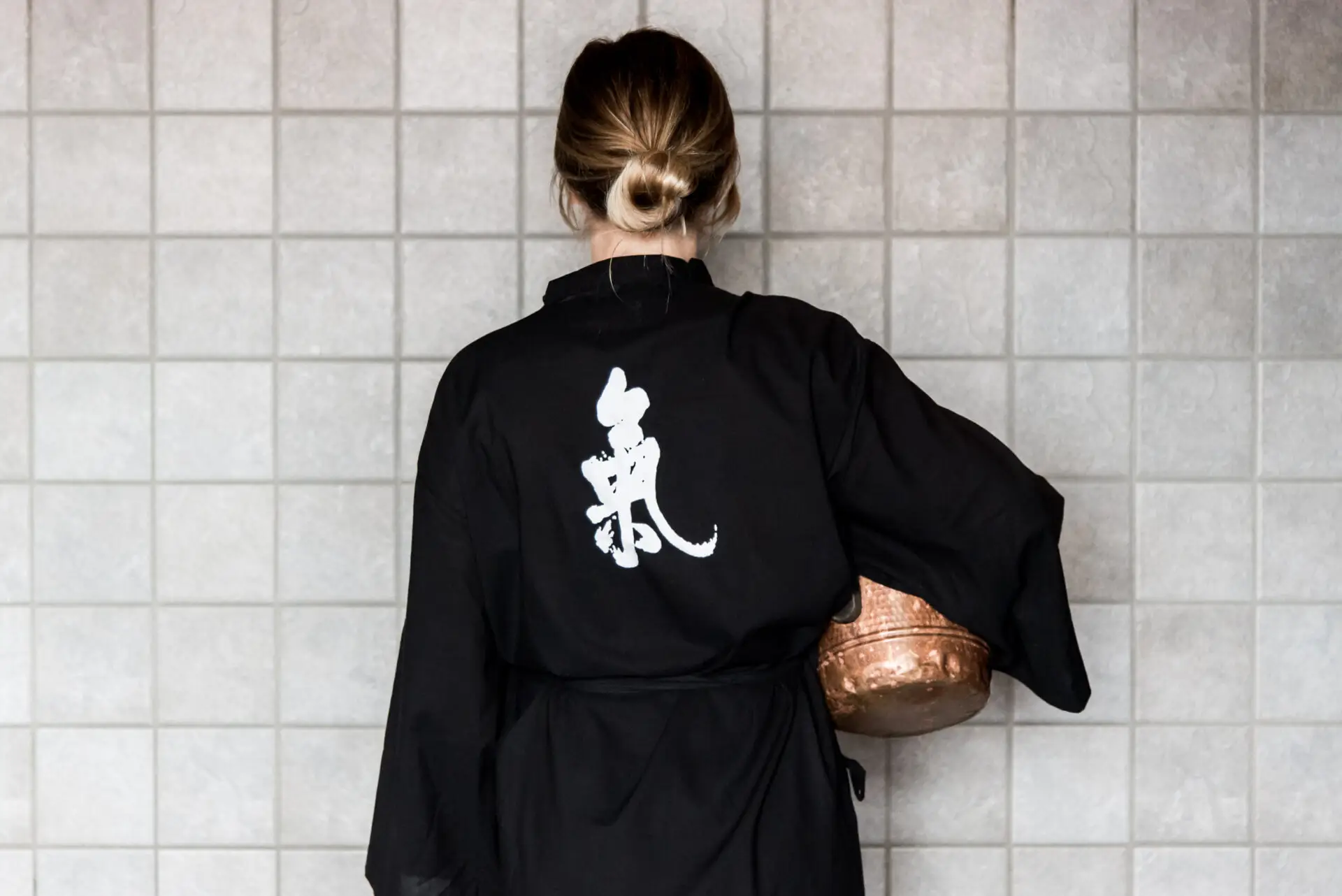 Yukata med stillhetens tecken