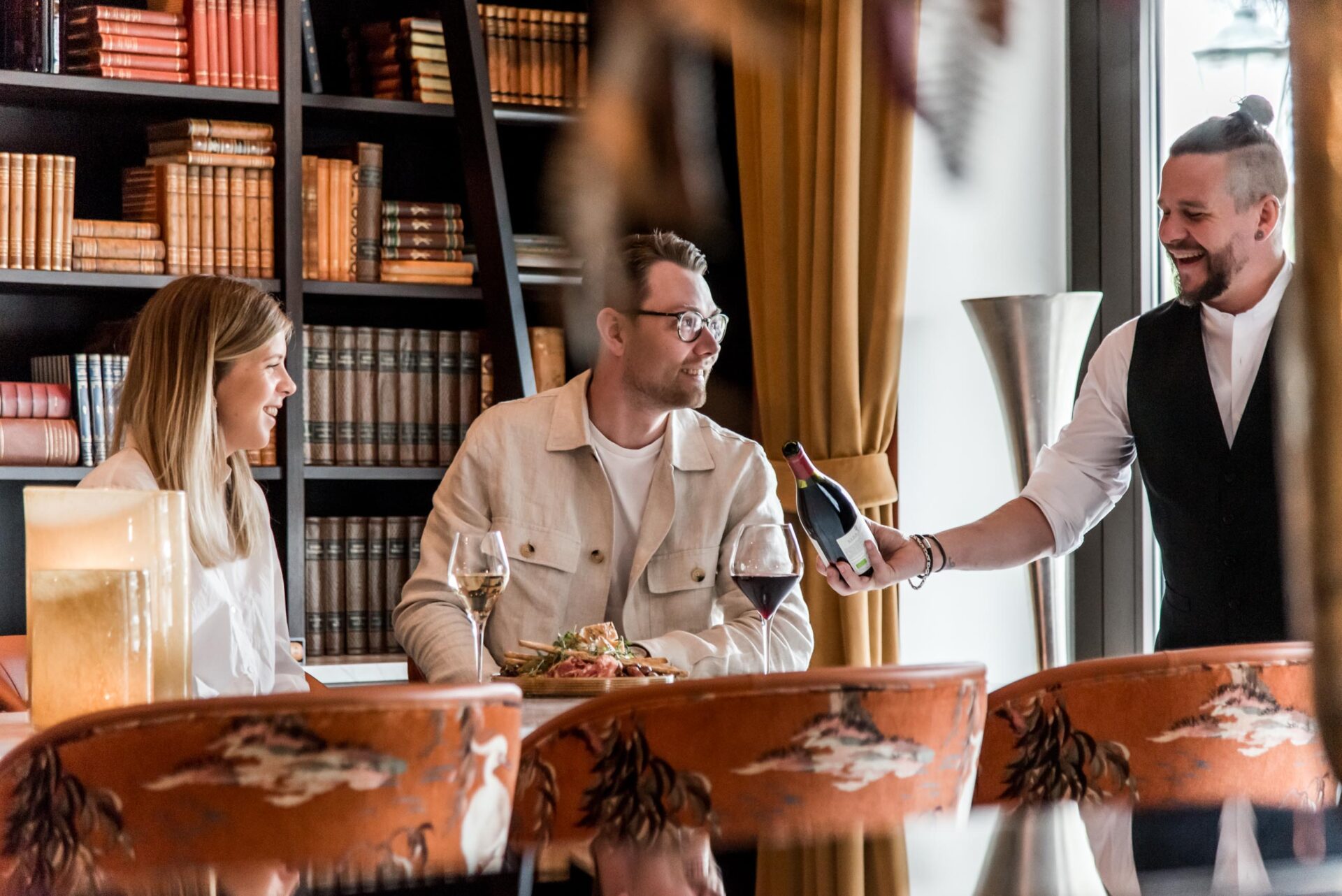 par äter bistrorätt i lobbyn