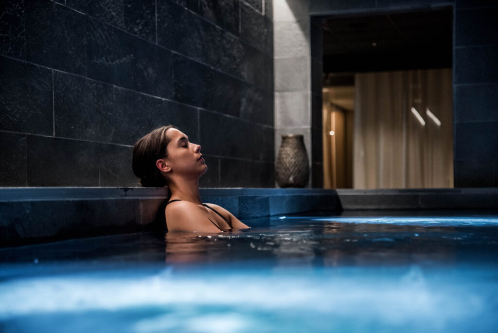 Kvinna i pool på Earth Spa Billingehus