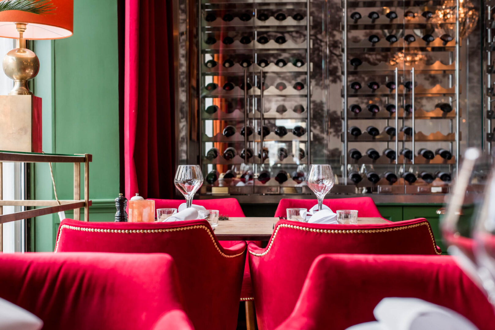 Dukat bord med vinkyl bakom