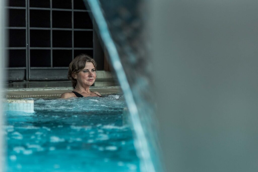kvinna i pool på asia spa