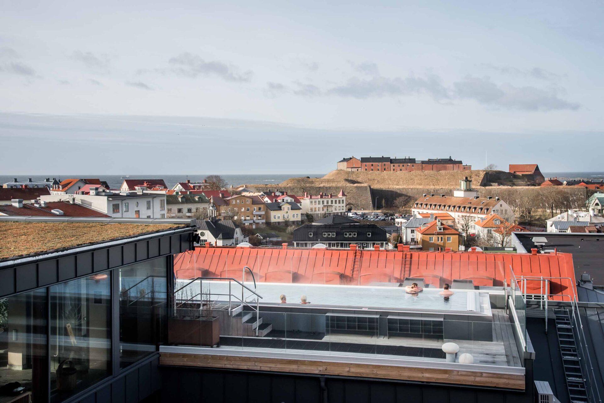 Takterrass med utomhuspool på Asia Spa
