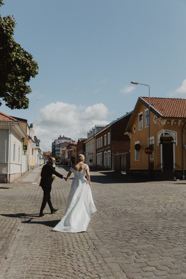 Brudpar på väg till festen i Stenhuset