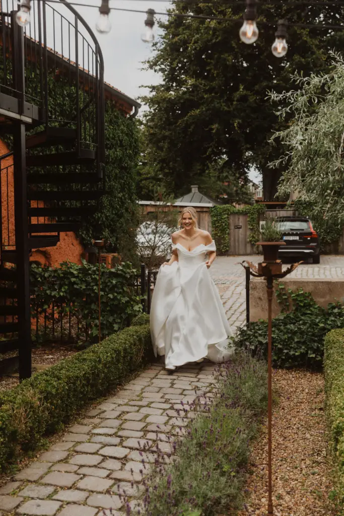 Bride arrives at Stenhuset
