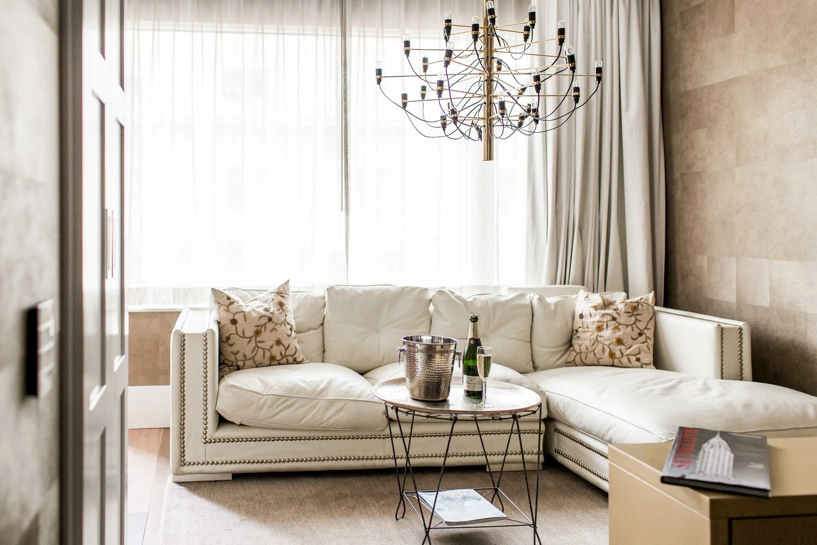 Soffgrupp i Boutique svit på Varbergs Stadshotell & Asia Spa