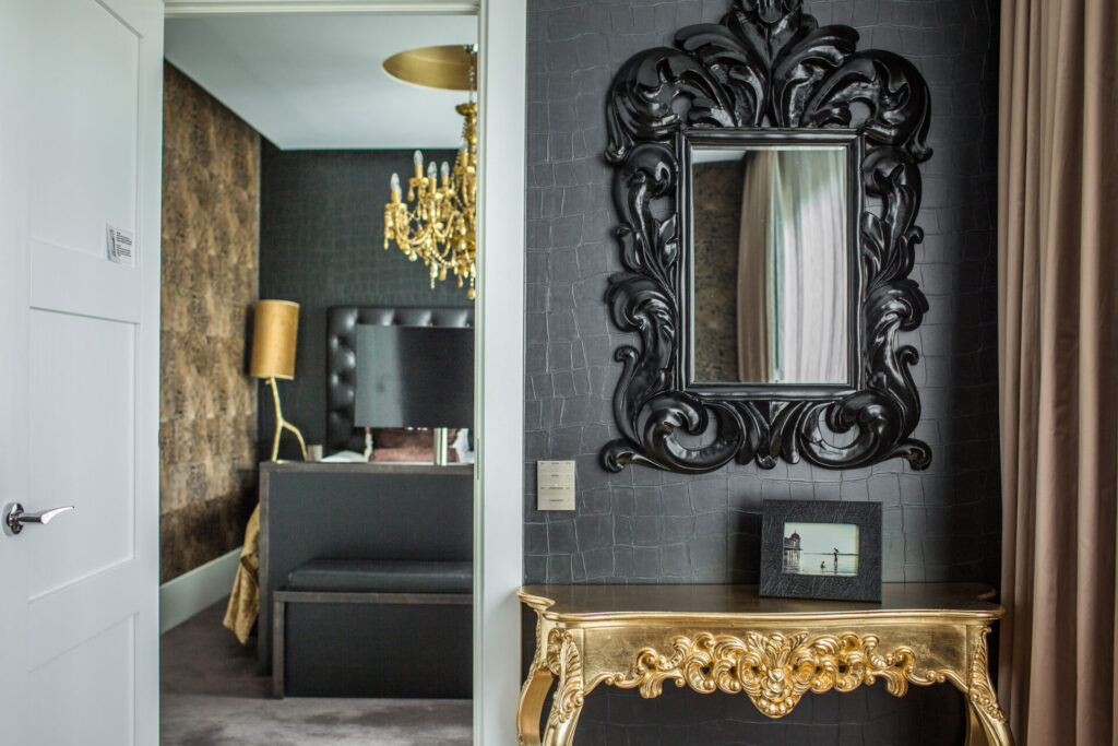 Boutique svit i svart och guld på Varbergs Stadshotell & Asia Spa