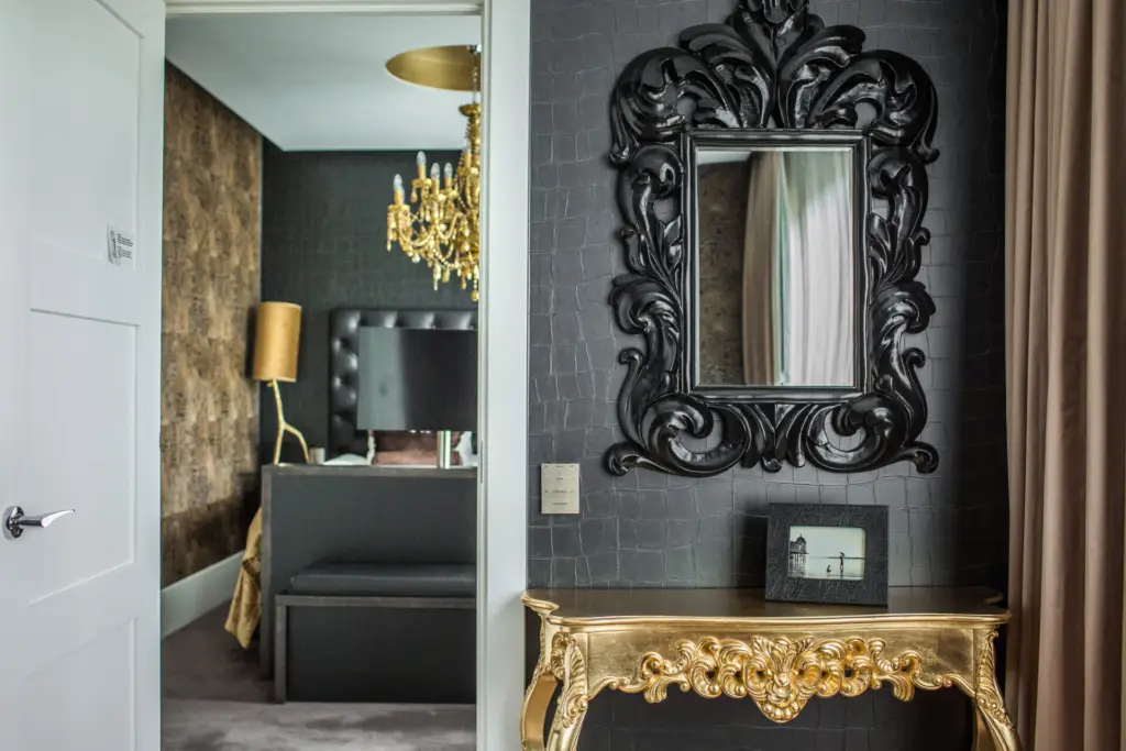 Boutique svit i svart och guld på Varbergs Stadshotell & Asia Spa