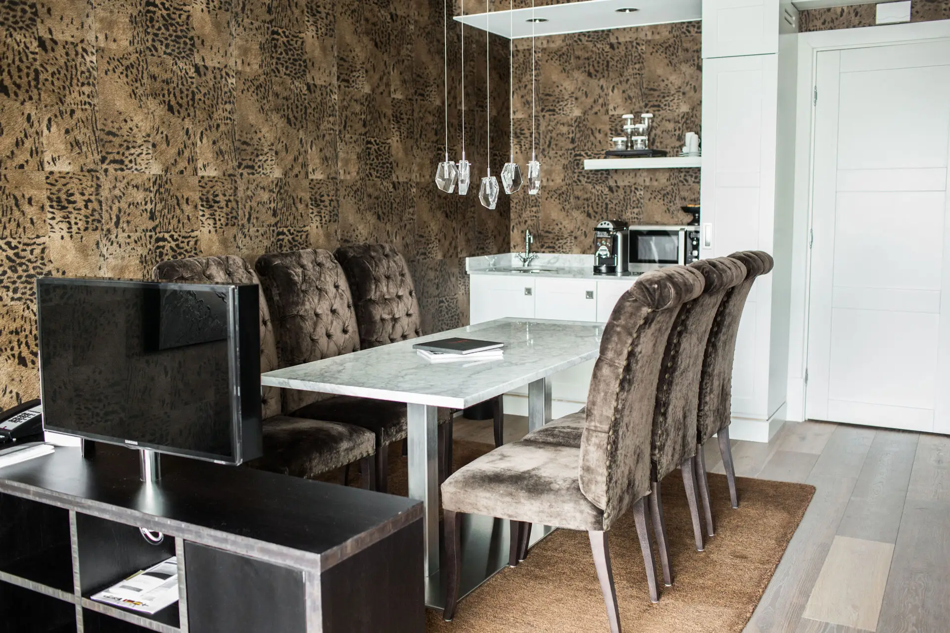 Bord och stolar i Boutique svit i svart och guld