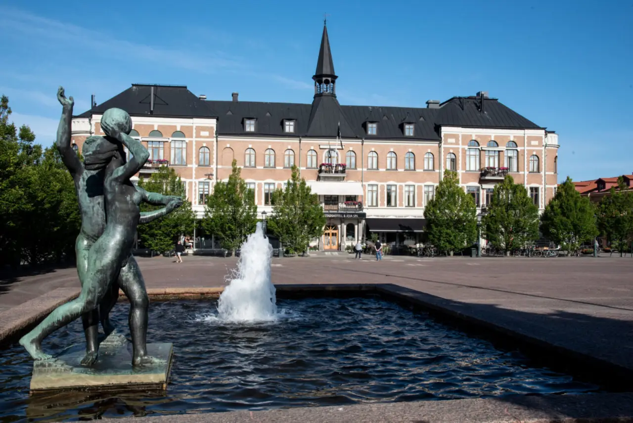 Fontänen Badande ungdom och Varbergs Stadshotell 