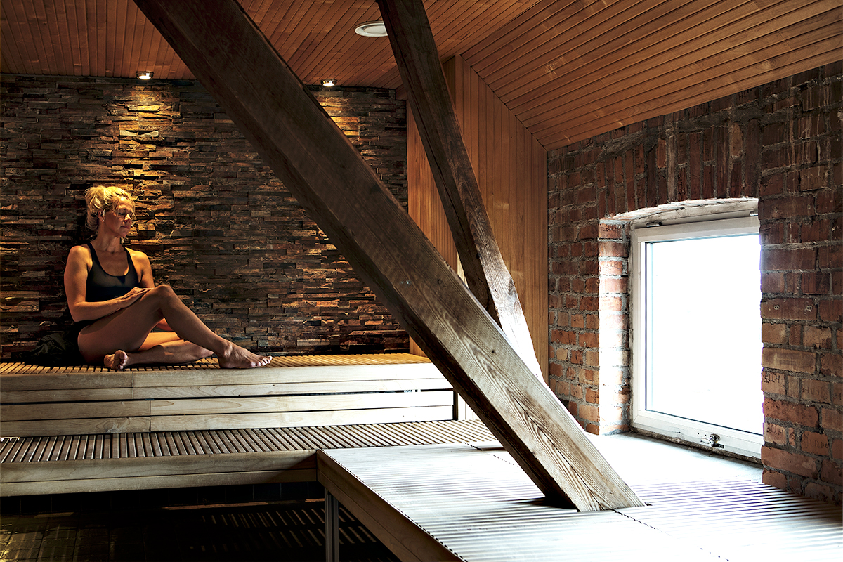 kvinna i bastu på Asia Spa Varberg