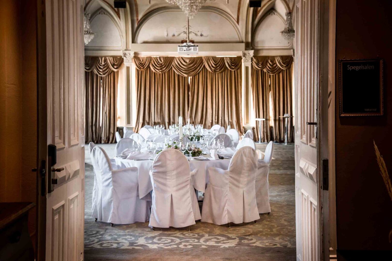 Wedding ceremony in Spegelsalen at Varbergs Stadshotell